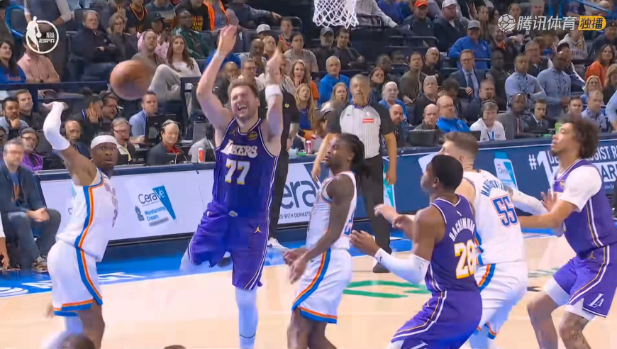 看着都疼！东契奇左手被华莱士凶悍犯规 一直捂着手罚球也丢了