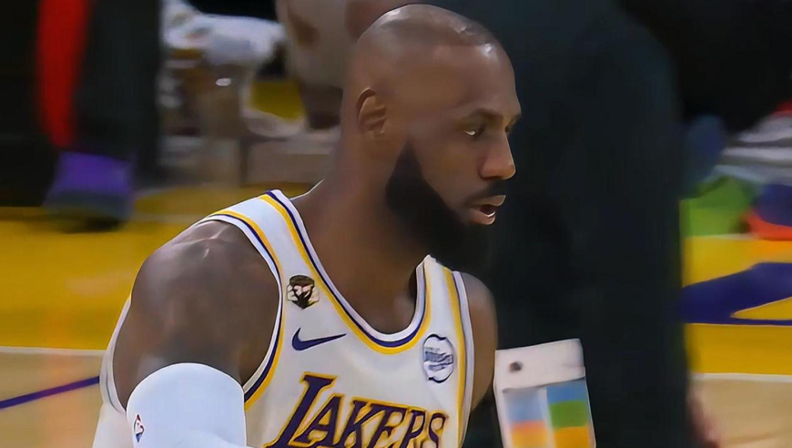 湖三疯虽迟但到！詹姆斯连攻带传 湖人末节前后狂轰15-3碾压猛龙