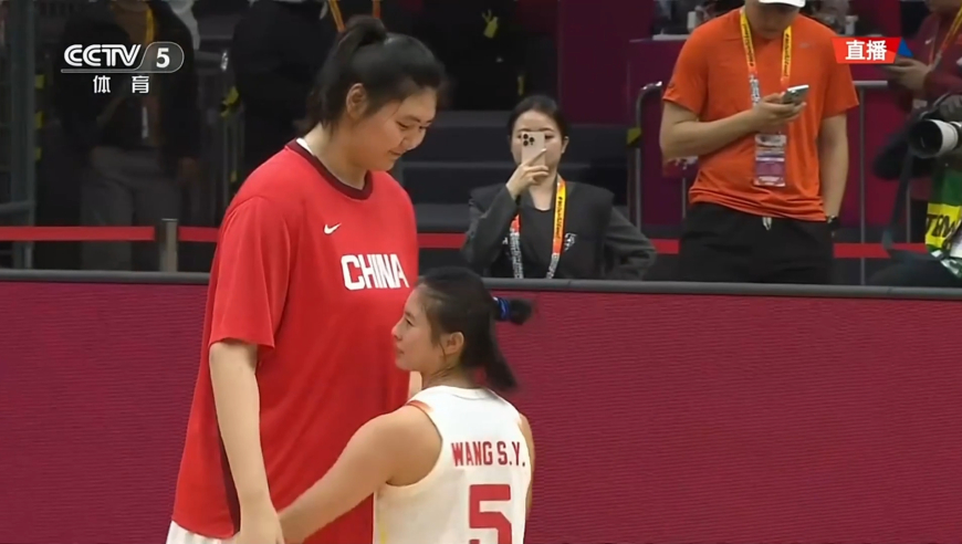 女篮力克南苏丹众生相：张子宇与王思雨拥抱 最萌身高差太可爱