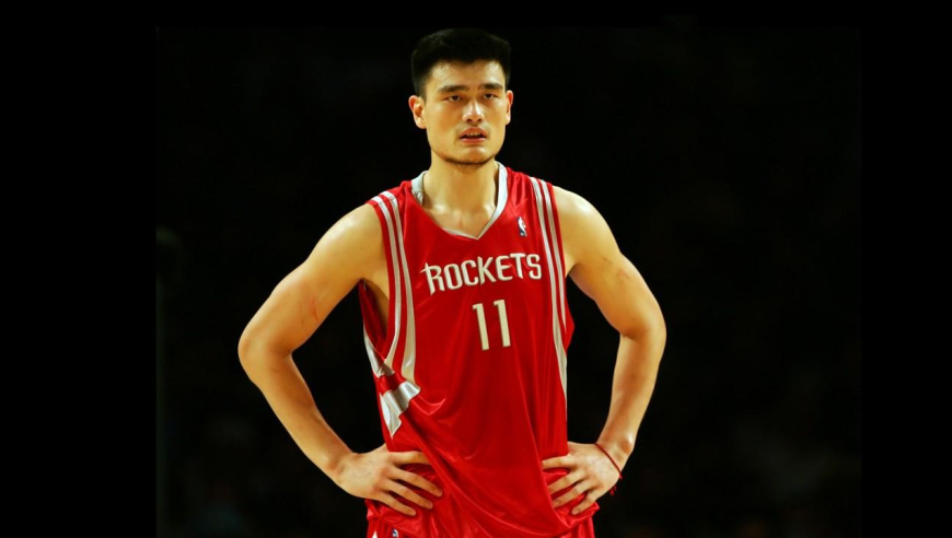 中国篮坛骄傲！姚明NBA十佳球：一条龙过人劈扣+暴力隔扣莫宁
