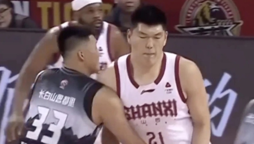 屡教不改！2次掏裆+罚款25万，曾繁日为何总对对手要害下手？