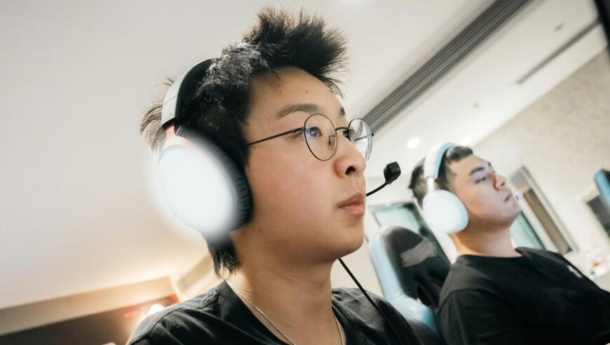 狼队官方晒选手训练返图：全神贯注训练中