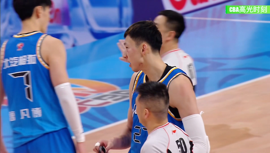 火爆冲突！山东外援隔扣周琦后挑衅 大魔王不满摘掉眼镜推搡双方技犯