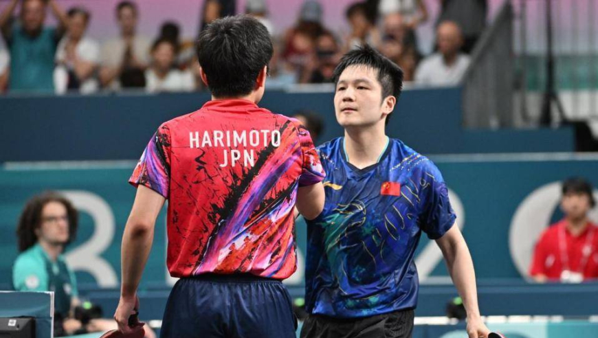 军人血性燃爆巴黎！樊振东绝境换衣唤醒逆转之魂，四比三打崩张本智和｜体坛记忆