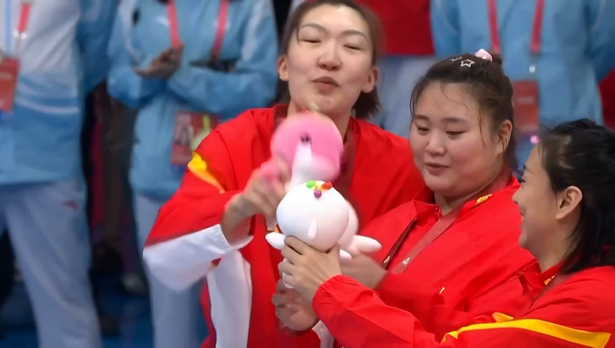 女篮颁奖典礼全程：广东队夺金满脸笑容 四川银牌玩起娃娃战