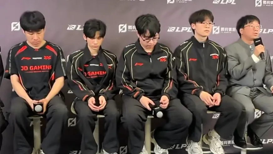 JDG被TES零封，Tabe又红温了，全员低头怕被骂！阿水放心滑雪吧