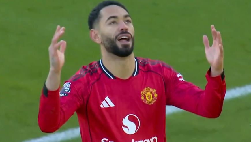 曼联后场发动长传突击，简洁配合库尼亚世界波破门，毫厘之间被吹一脸遗憾