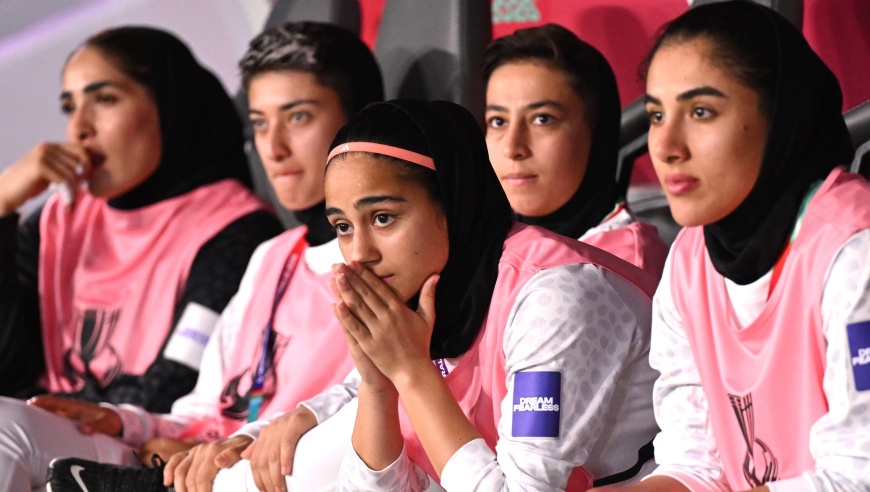 亚洲杯拒绝唱国歌，2连败将提前出局，伊朗女足主帅：已和国内失联