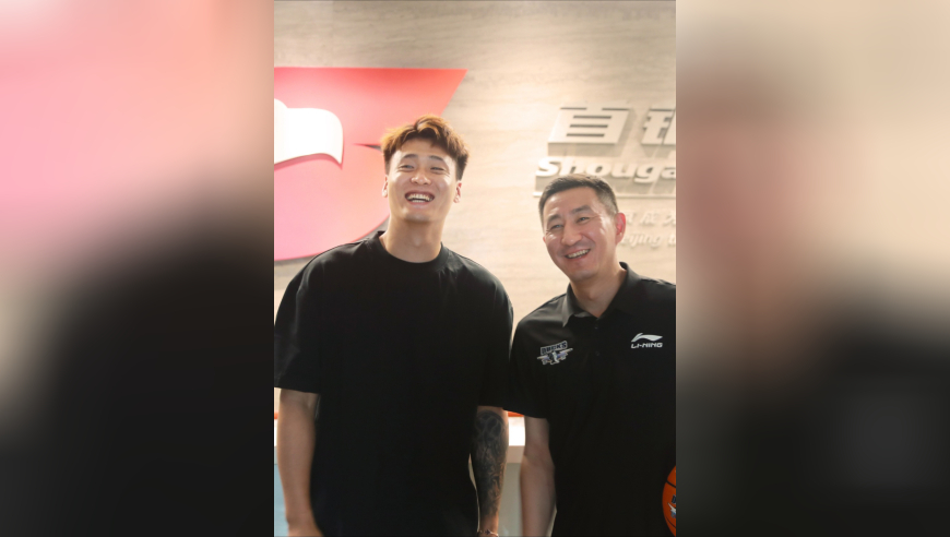 赵睿加盟北京太开心！笑容满面，强调打兄弟篮球，喊话为京队夺冠