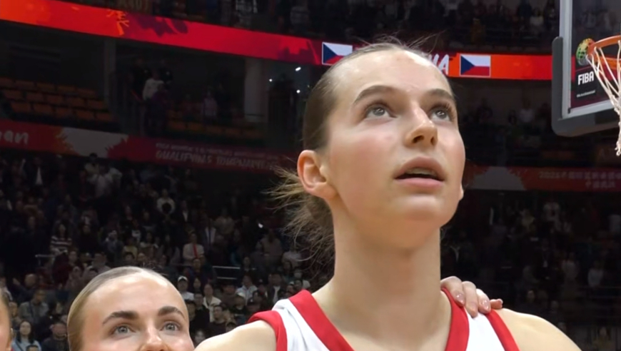 中国女篮84-74战胜捷克！赛后数据一清二楚，不是韩旭，最大功臣是她