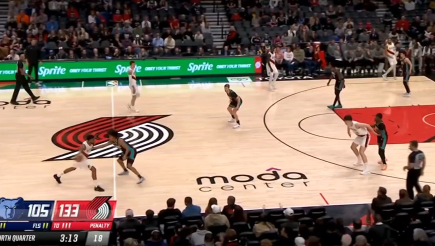 杨瀚森送出胯下妙传并上篮打进引的现场惊叹不已 回顾杨瀚森对阵灰熊最后三分钟表现