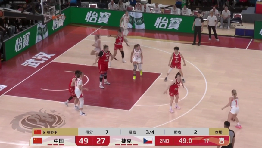 就得这么打！杨舒予快攻撞飞对手上篮直接命中 刘禹彤篮下也造杀伤