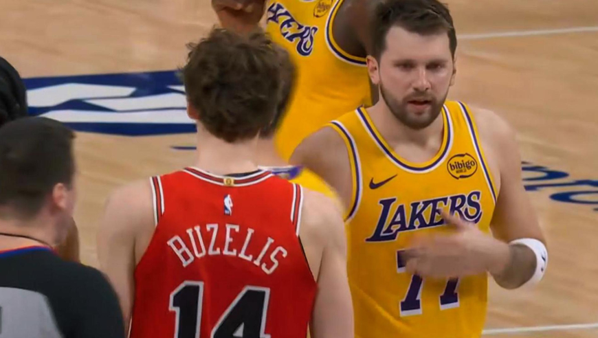 这谁能防？东契奇秀各种技巧连攻带传接管湖人三分钟19分反超公牛