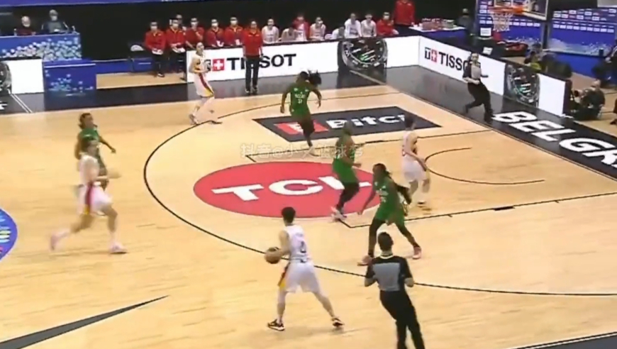 中国女篮姚明终于出现了，百发百中制霸篮下