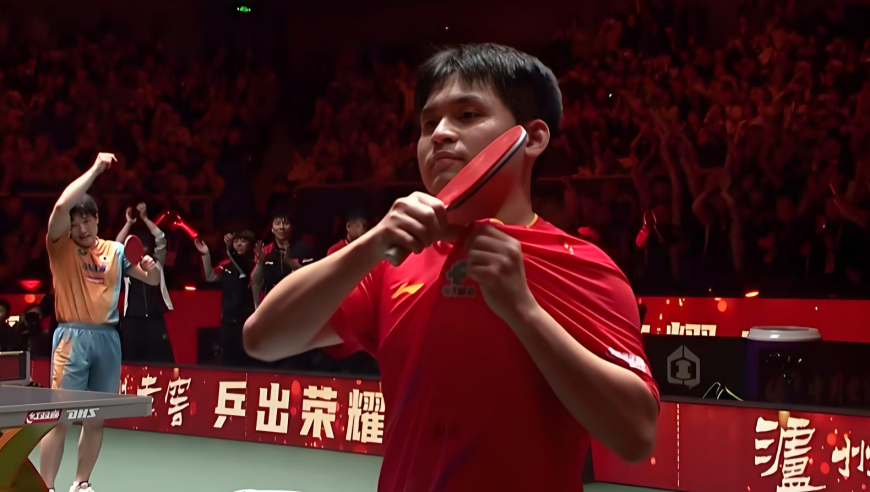 林诗栋打破心魔振臂怒吼！亲吻胸口国旗庆祝，国乒全体起立鼓掌