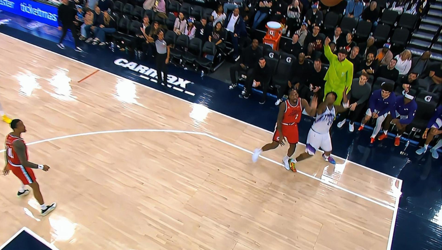 多么熟悉的位置！莱昂纳德在昔日被垫脚位置 因为垫脚被吹恶意犯规