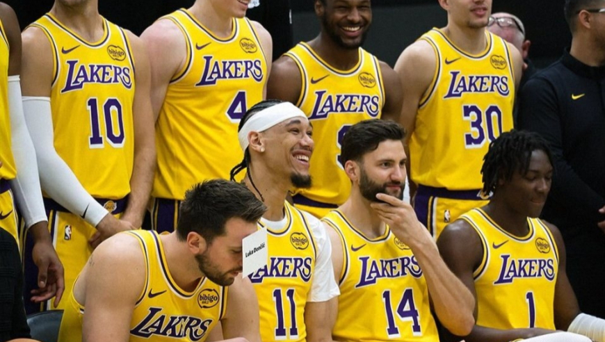 湖人拍摄全家福！东契奇搞怪把名字贴额头 詹姆斯布朗尼笑容满面