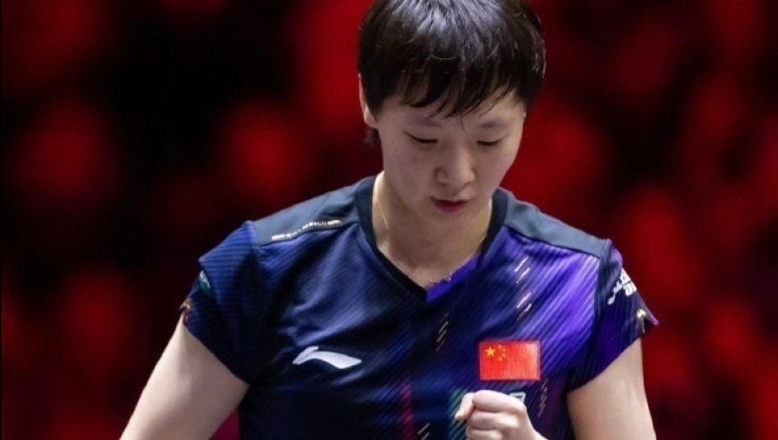 豪爽！王曼昱新加坡机场请国乒小姐妹吃大餐，吃完潇洒拿手机去买单