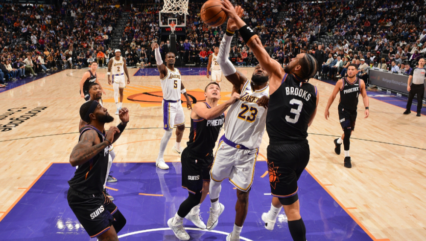 神反转！詹姆斯错失关键罚球又造三分犯规 湖人罚球绝杀太阳