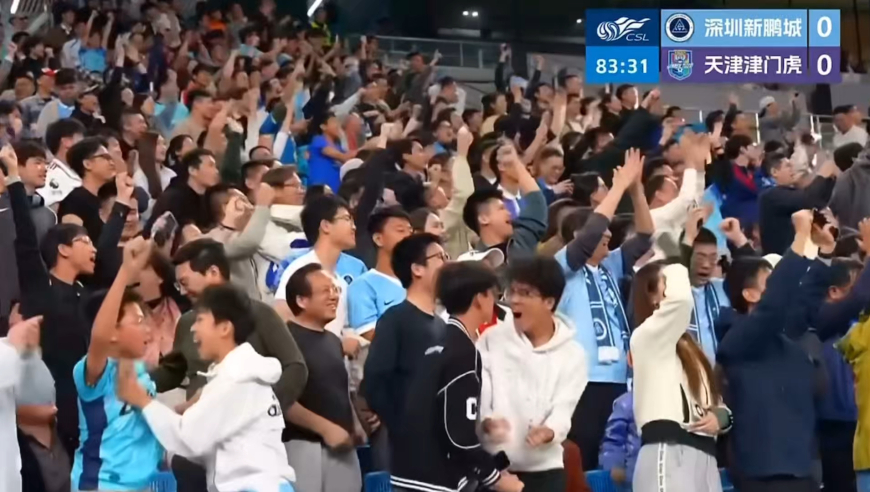 杀人诛心！天津门将扑空超巨失误丢球，深圳球员看笑了全场沸腾