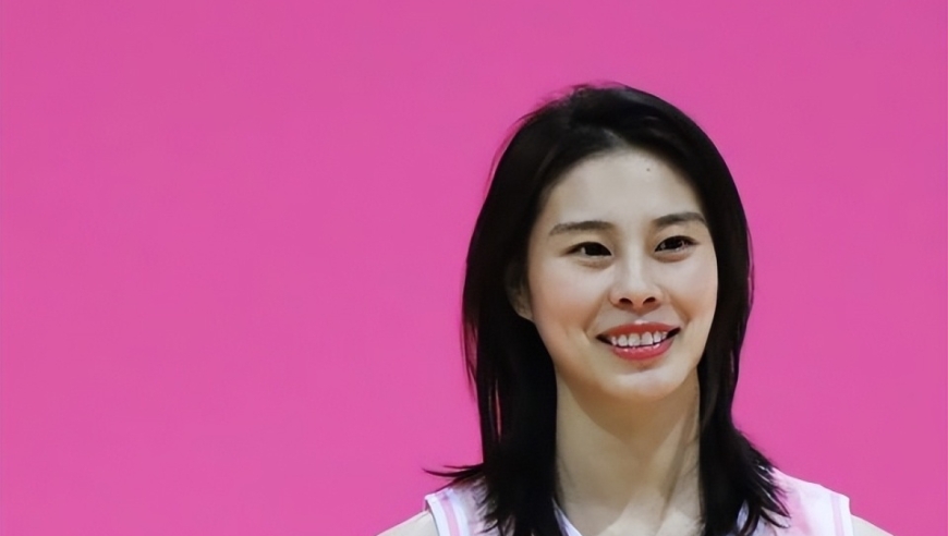 中国女篮官宣新名单，宫鲁鸣听劝了，韩旭很强势，王思雨有新身份