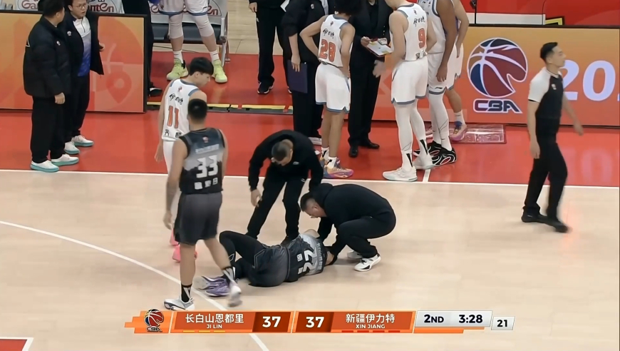 看着就疼！齐麟投篮下落肘到贾昊头部 后者倒地不起裁判吹违体犯规