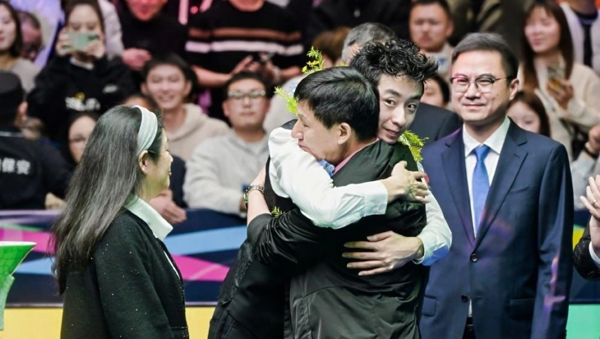 吴宜泽落泪拥抱父母！希金斯赞其如亨特，首冠+前16+英锦赛正赛