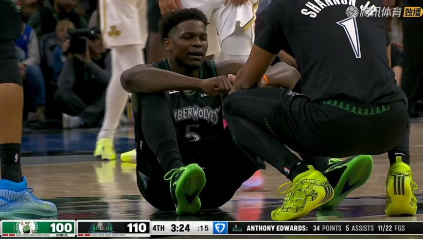 只有男人才懂的痛！华子中线持球被怀特一脚踢裆坐地上根本起不来