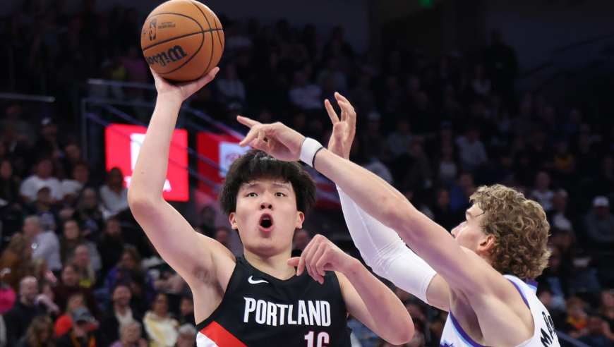 杨瀚森首节登场全收录：隔人勾手打进2分 弧顶持球犹豫遭断被换下