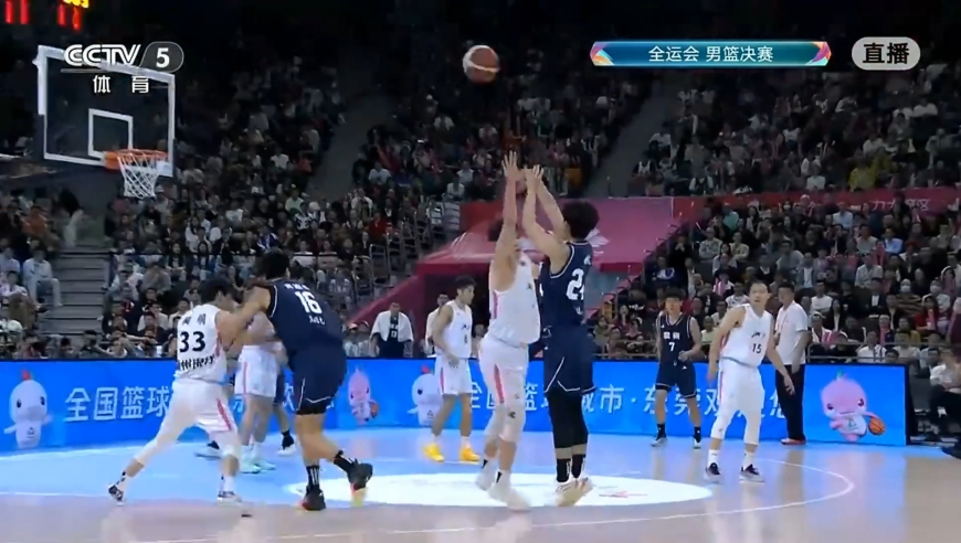 广东找到手感！王睿泽外线三分命中 随后徐杰面对防守三分再次飚进