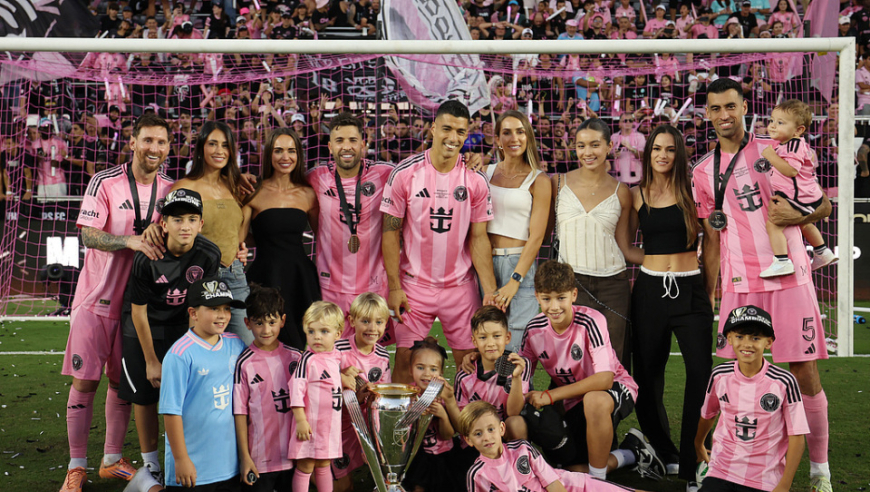 泪目！梅西用总冠军送别2好友+采访动情致敬，4家人携奖杯温馨合影