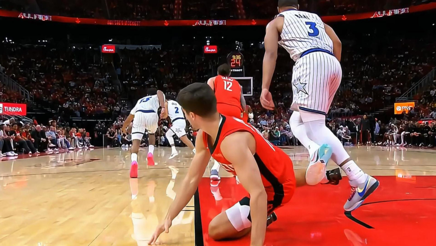 坏动作！火箭谢泼德被封盖后伸腿绊倒魔术贝恩 裁判回看升级恶意