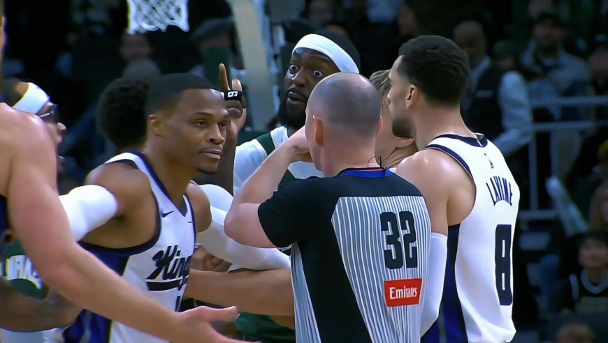 爆发冲突！雄鹿波蒂斯边指边骂国王小萨吃技犯 威少立刻拦在中间