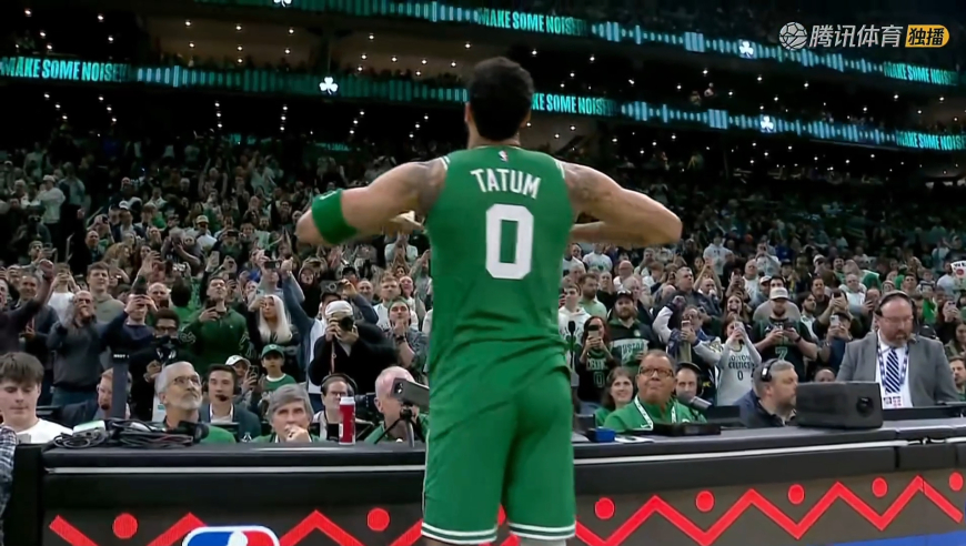 英雄归来！双视角回顾塔图姆复出首战出场仪式 全场观众欢呼排面拉满