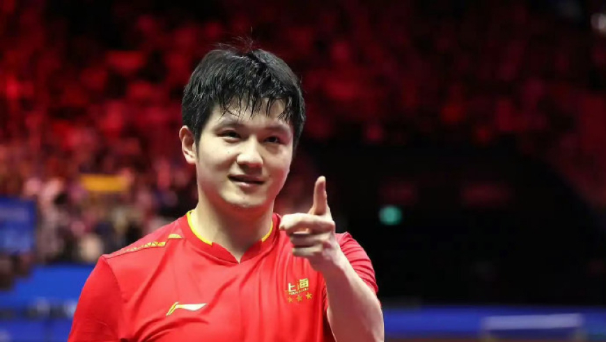 太可怕了！樊振东双腿跪地不费力轻轻一跳就起来了 网友：像倒放