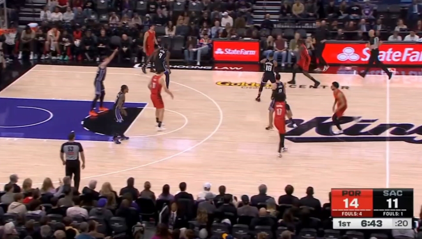 杨瀚森依靠脚步转身勾手拿下2分 随后抢断对手助攻队友打进 回顾杨瀚森常规赛对阵国王第一节表现