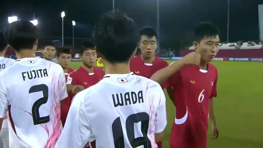 人狠话不多！朝鲜两球员握手环节“怒锤”日本球员+领到全场唯二黄牌