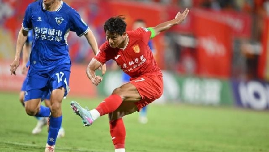 重庆1-0南京！距榜首4分+保留中甲争冠悬念，18岁奇兵第89分钟绝杀