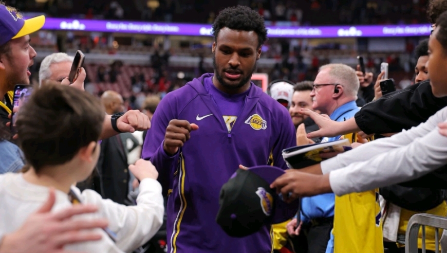 布朗尼1分钟4分引爆客场：球迷欢呼高喊MVP，詹姆斯鼓掌庆祝