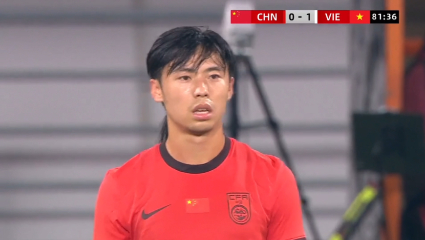 U22国足防线全员犯错丢球！被越南强突解围连续送大礼，后点又漏人