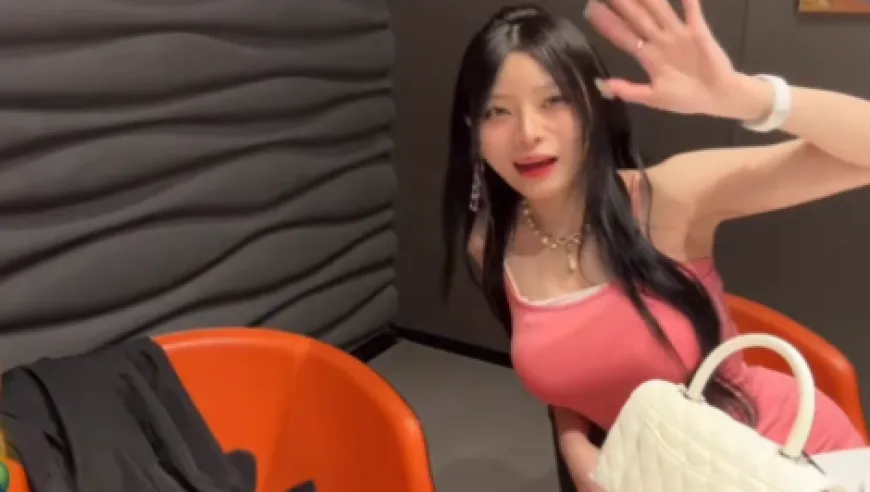 伞皇与女嘉宾户外直播，女嘉宾上手摸其肌肉，还称可以互摸！小伞婉拒了，毕竟家里有一位树奈奈~