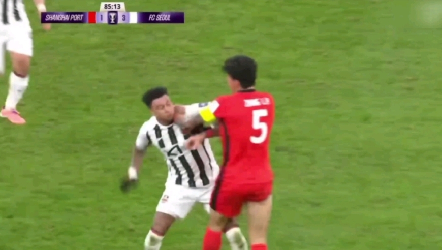 火爆冲突！慢镜还原张琳芃背后放铲林加德 林皇暴怒要揍海港队长