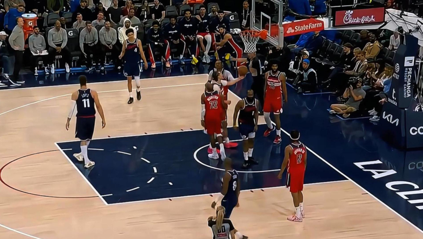 连造杀伤！奇才第三节开始反扑 莱昂纳德与哈登各造犯规四罚全中