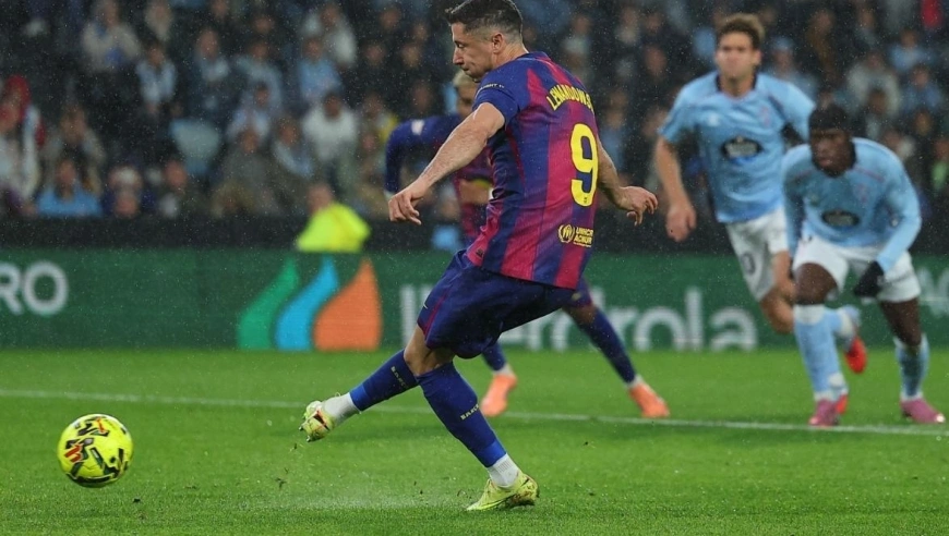 进4球丢2球！巴萨对攻打蒙了塞尔塔，莱万帽子难顶德容吃红牌被罚下