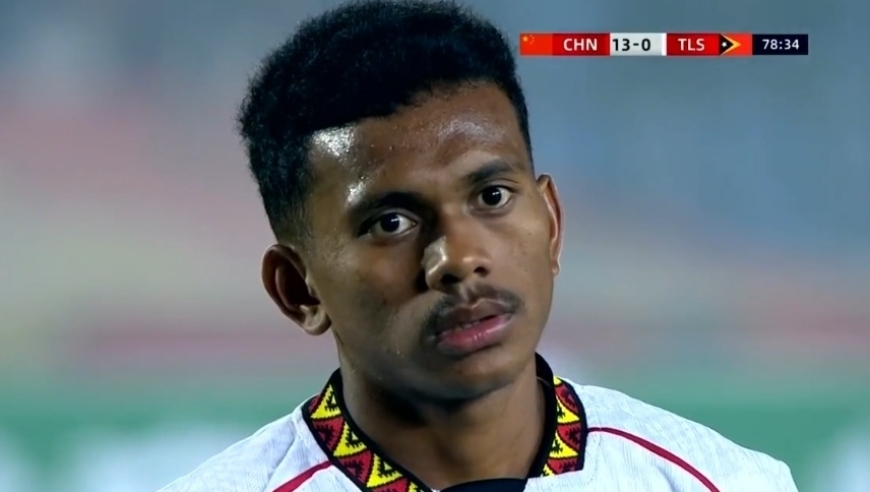 国足罕见残暴？轰28脚进14球！对手绝望表情呆滞，主裁不忍+拒给补时