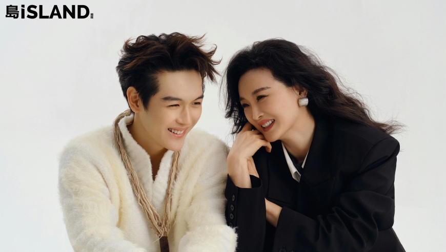 王艳带19岁儿子拍大片，王泓钦身高185肌肉健壮，不愧是体育生！