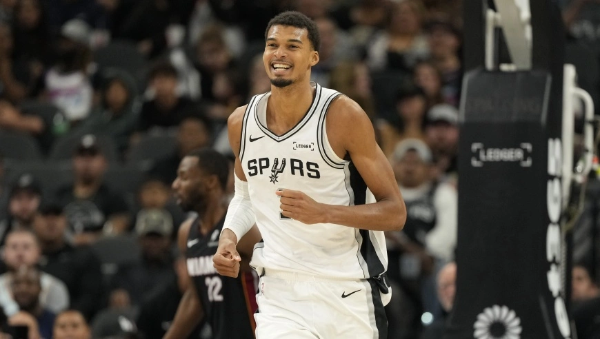 轰38分12板5助5帽，NBA历史首人！被夹懵的文班亚马怎么又行了？