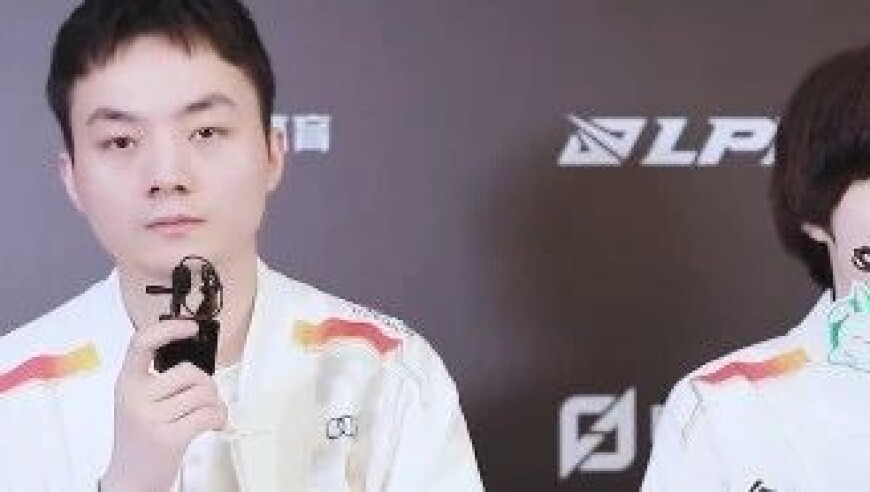 真回老家了？！粉丝扒出刘青松现身WBG训练室，巴黎冠军野辅合体！