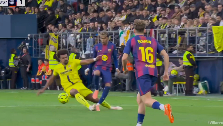 太恶劣！慢镜还原亚马尔遭对手身后亮鞋钉大飞铲下黑脚，直红离场