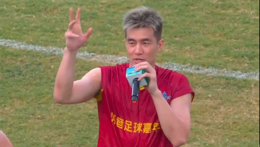 搞笑！郭艾伦身穿篮球鞋踢足球 调侃黄健翔水平不够自己够